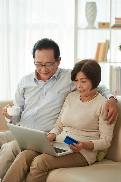 Hugging Senior Vietnamese Couple Shopping Online Store — Stock Photo, Image