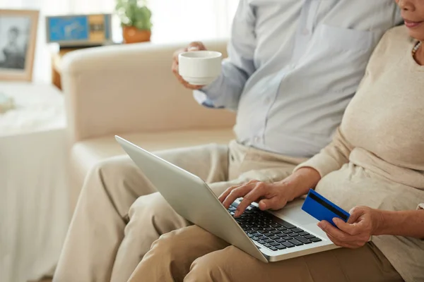 Abgeschnittenes Bild Eines Paares Das Mit Kreditkarte Für Online Einkäufe — Stockfoto