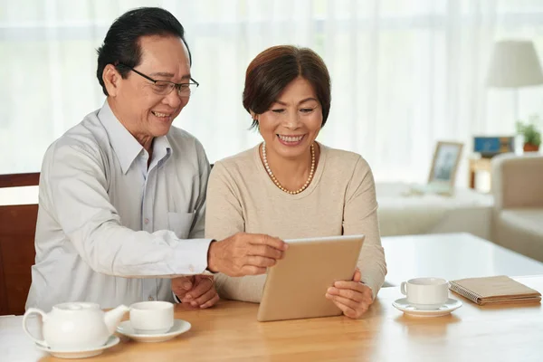 Alegre Pareja Ancianos Bebiendo Viendo Algo Computadora Tableta — Foto de Stock