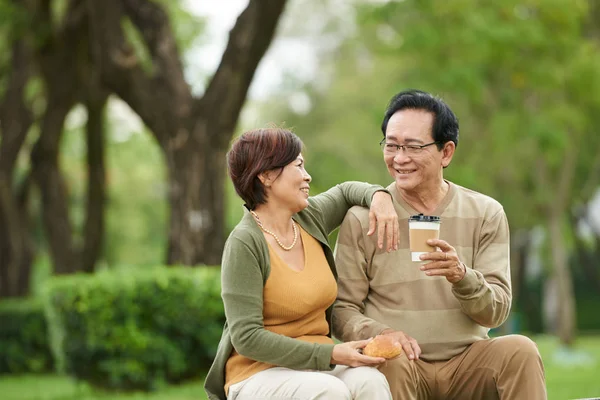 Senior Sorrindo Casal Vietnamita Tomando Café Pães Parque — Fotografia de Stock