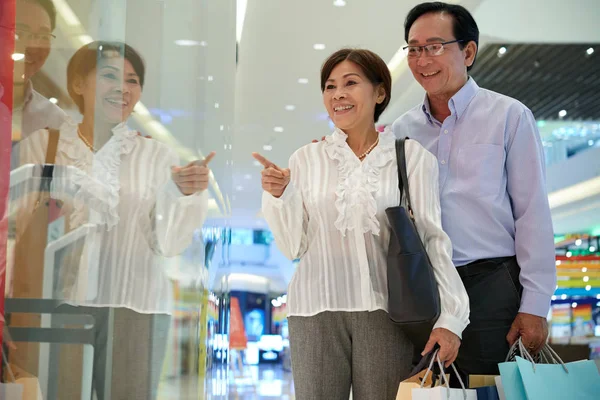Asiática Senior Pareja Mirando Algo Tienda Ventana — Foto de Stock