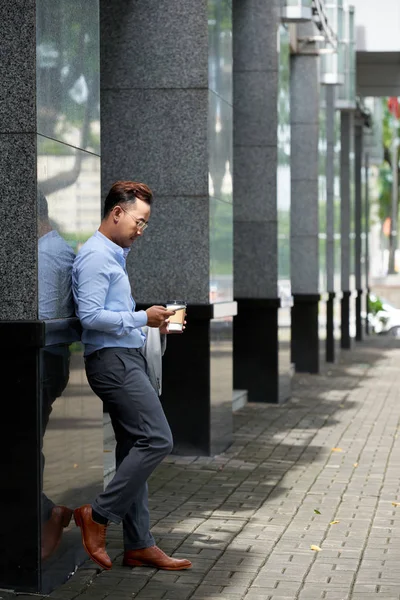 Ofis Binası Dışında Duran Kahve Içme Smartphone Kontrol Işadamı — Stok fotoğraf