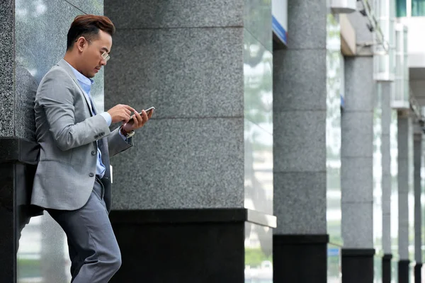 Vietnamesischer Geschäftsmann Steht Freien Und Nutzt Anwendung Seinem Smartphone — Stockfoto