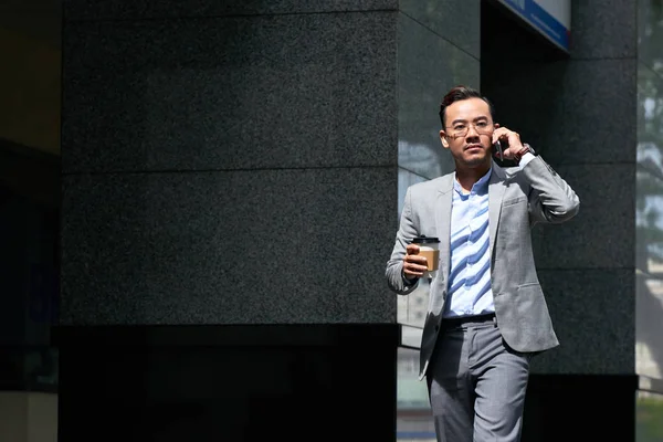 Zakenman Drinken Koffie Hebben Belangrijke Telefoontje — Stockfoto