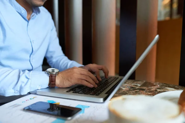 Delvis Skymd Utsikt Över Verksamhet Man Arbetar Bärbar Dator — Stockfoto