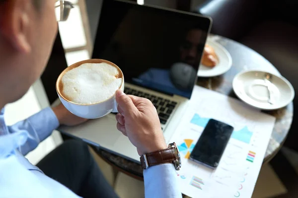 Obchodní Muž Pít Cappuccino Pracovat Notebooku Kavárně — Stock fotografie