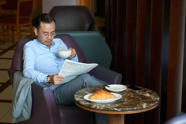 Executivo Negócios Vietnamita Lendo Notícias Jornal Local Bebendo Café — Fotografia de Stock