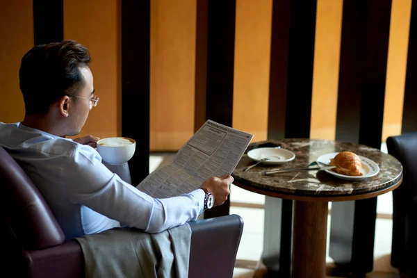 Επιχειρηματίας Πίνει Καφέ Και Διαβάζει Εφημερίδα Στο Εστιατόριο — Φωτογραφία Αρχείου