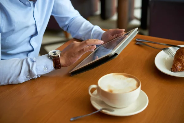 Close Image Businessman Using Application His Tablet Computer — Stock Photo, Image