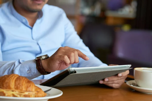 Close Image Businessman Using Application Digital Tablet — Stock Photo, Image