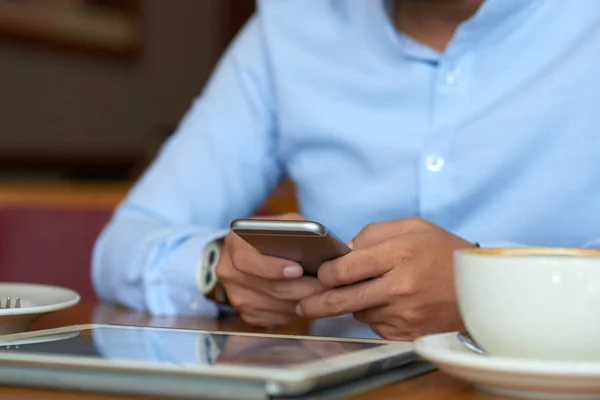 Imagem Close Executivo Negócios Lendo Mensagens Texto Beber Café — Fotografia de Stock