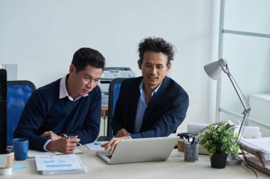 Sunu meslektaşı için dizüstü bilgisayar ekranında gösterilen iş adamları