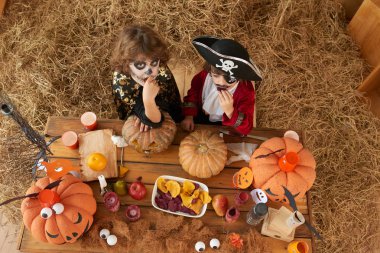 Çocukların abur cubur sahip ve Halloween süslemeleri yapma