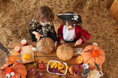 İki kardeş Jack-o-fener, yukarıdan görünüm yapma