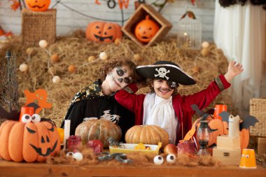 İki kardeş Cadılar Bayramı partisinde eğleniyor