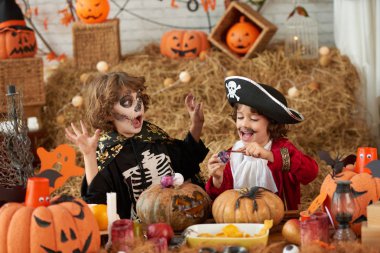 Erkek kardeşi ona dekorasyon yaparken anlatıyor hikayesini korkuttu