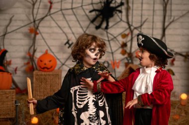 Kim tahta kılıcı ile oynayacak savunarak kardeşler