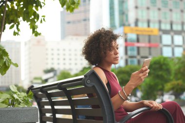 Açık havada ve okuma mesajı ona telefon oturan ciddi kadın