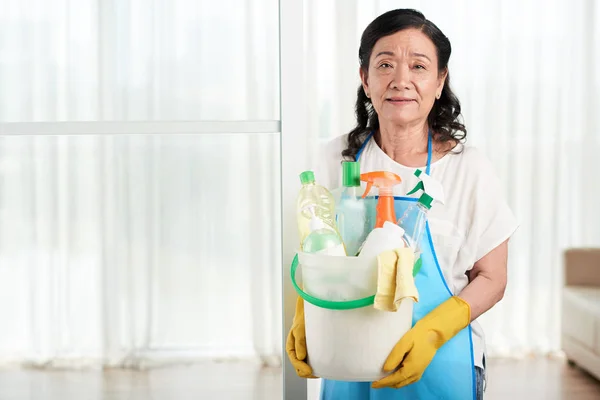 Temizlik Kova Ile Üst Düzey Asyalı Kadın Malzemeleri — Stok fotoğraf