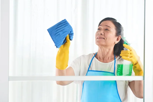 Janela Limpeza Mulher Vietnamita Sênior Com Spray Especial — Fotografia de Stock