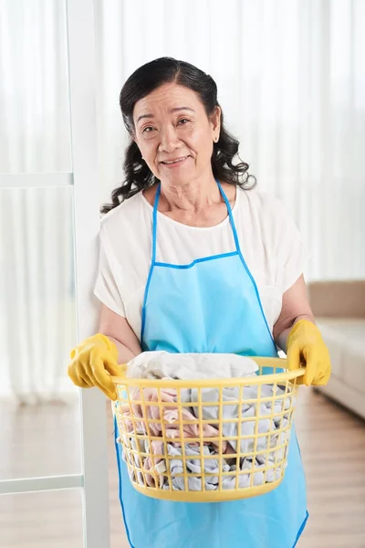 Femme Vietnamienne Âgée Souriante Avec Panier Laurier Plein Vêtements Sales — Photo