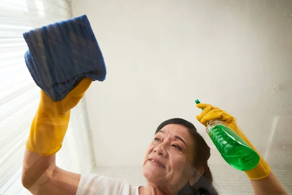 Mujer Rociando Detergente Sobre Mesa Vidrio Vista Desde Abajo — Foto de Stock