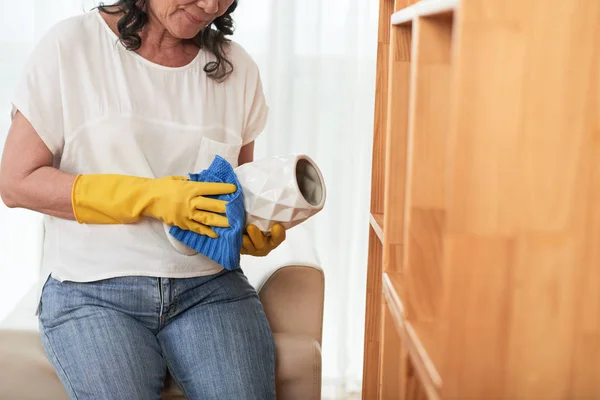 Abgeschnittenes Bild Einer Hausfrau Die Putztag Weiße Vase Wischt — Stockfoto