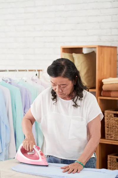 Yaşlı Asyalı Kadın Giyim Çamaşır Odasında Ütü — Stok fotoğraf