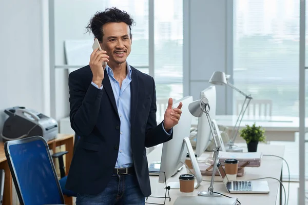 Mosolygó Vegyes Száguldott Üzletember Beszél Telefonon Irodájában — Stock Fotó