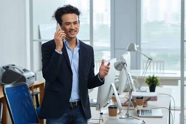 Sorridente Uomo Affari Misto Che Parla Telefono Nel Suo Ufficio — Foto Stock