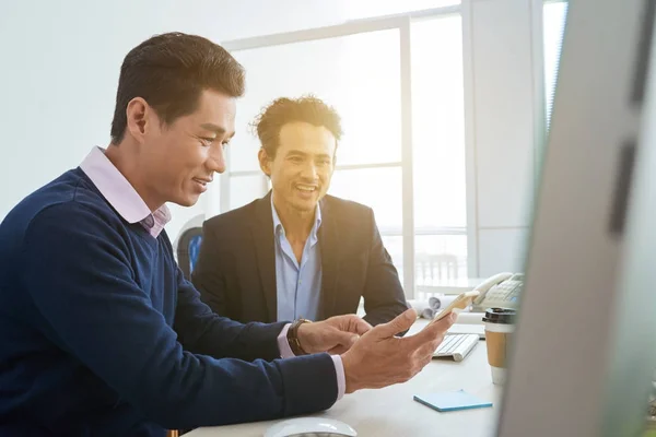 Vietnamees Zakenlieden Bericht Tonen Smartphone Aan Zijn Collega — Stockfoto