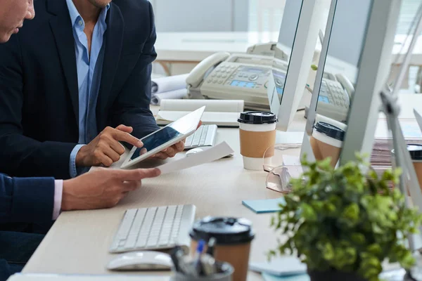 Bijgesneden Afbeelding Van Financiële Managers Bespreken Verslag Tablet — Stockfoto