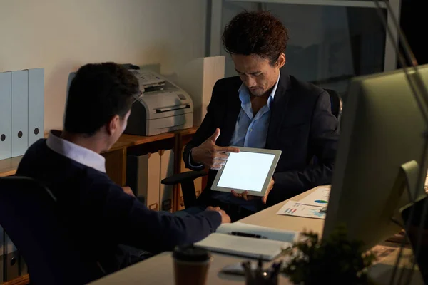 Άνδρες Των Επιχειρήσεων Εμφανίζει Πληροφορίες Για Την Οθόνη Του Tablet — Φωτογραφία Αρχείου