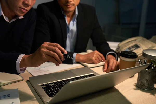 Närbild Bild Entreprenör Pekar Laptop Skärmen Att Visa Idén För — Stockfoto