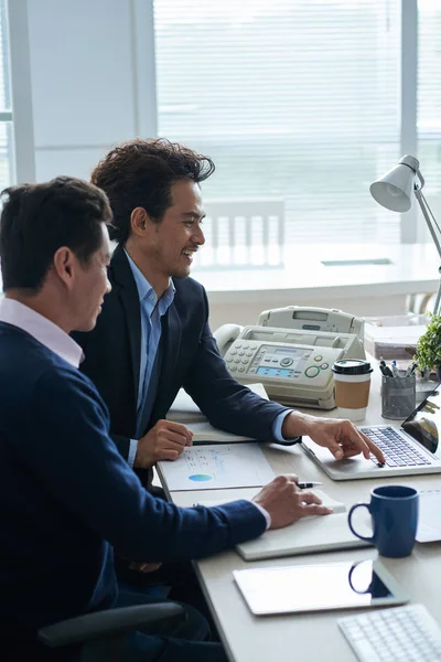 Aziatische Zakenmensen Werken Samen Aan Idee Voor Start — Stockfoto