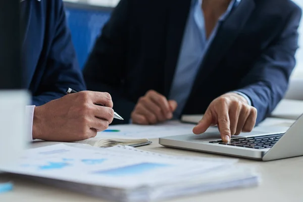 Unternehmerhände Diskutieren Bei Treffen Über Geschäftsstrategie — Stockfoto