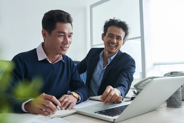 Riendo Gente Negocios Asiática Viendo Algo Divertido Pantalla Del Ordenador — Foto de Stock