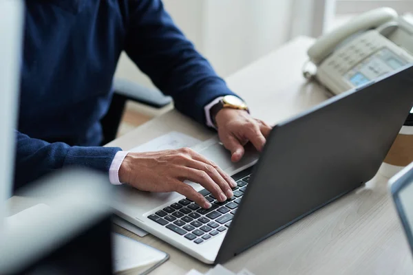 Nahaufnahme Eines Geschäftsmannes Der Seinem Arbeitsplatz Auf Seinem Laptop Tippt — Stockfoto