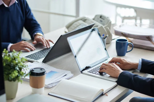 Abgeschnittenes Bild Von Geschäftsleuten Die Büro Laptops Arbeiten — Stockfoto