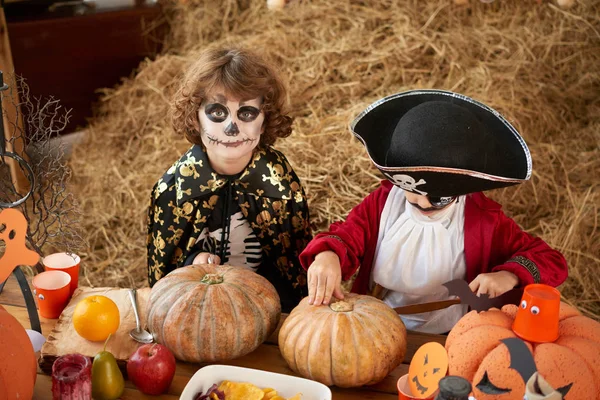 Kinderen Pompoenen Snijden Halloween Decoratie — Stockfoto