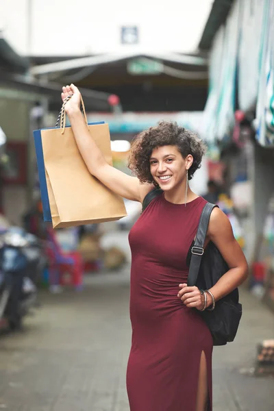 ショッピングの後の紙袋を持って素敵な笑顔の女性 — ストック写真
