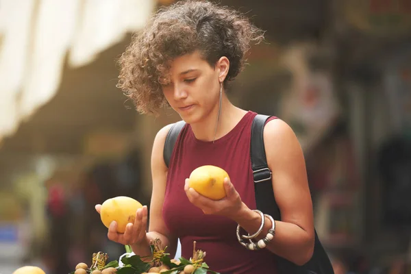 Mujer Pensativa Eligiendo Mangos Amarillos Mercado Agricultores —  Fotos de Stock