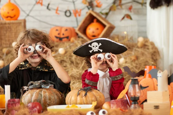 Hermanos Vestidos Para Halloween Sosteniendo Globos Oculares Plástico Para Hacer — Foto de Stock