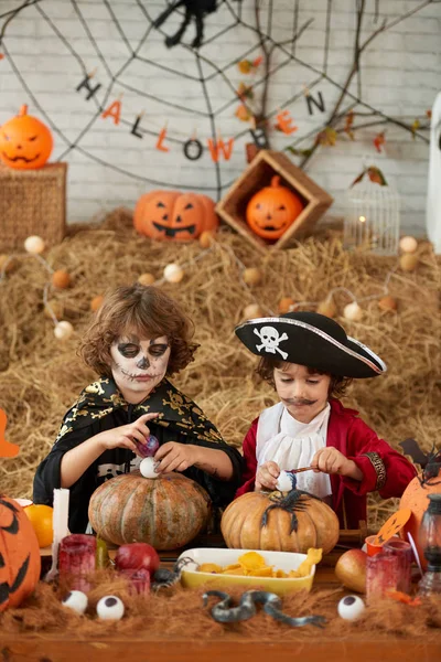 Barn Dräkter Som Dekorerar Ladan För Halloweenfirande — Stockfoto