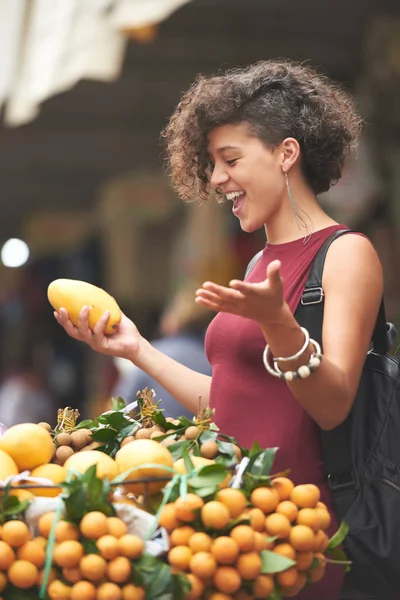 Feliz Joven Mujer Fundó Perfecto Mango Amarillo —  Fotos de Stock