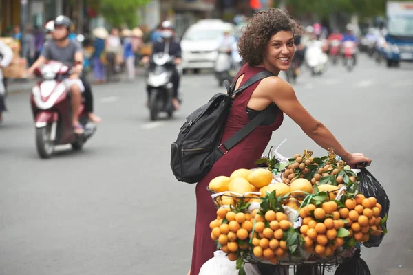 Ładna Kobieta Niosąc Rower Sprzedaży Owoców Ulicy — Zdjęcie stockowe
