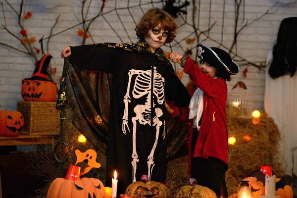 Irmãos Trajes Brincando Quarto Decorado Para Halloween — Fotografia de Stock