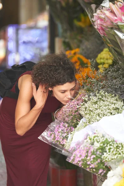 Jonge Vrouw Ruiken Mooie Bloemen Markt — Stockfoto