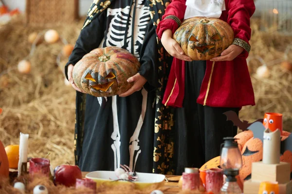 Beskuren Bild Barn Hålla Pumpor Målade För Halloween Fest — Stockfoto