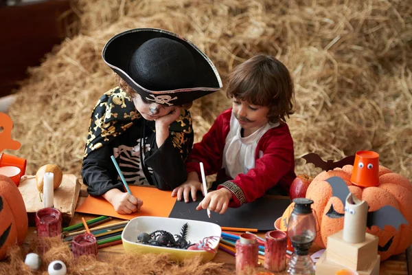 Kinderen Tekenen Zwart Oranje Papier Halloween Feestje — Stockfoto